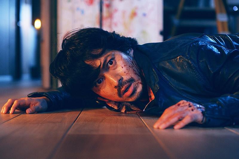 岡田准一(野崎)が倒れこみながらも何かに驚く表情