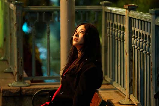 夜空を見上げる吉高由里子(屋上のベンチ)