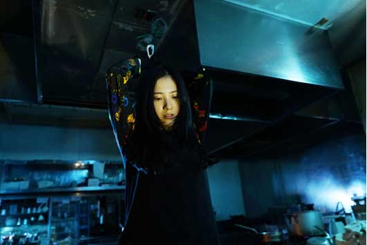 暗がりで刃物を構える吉高由里子