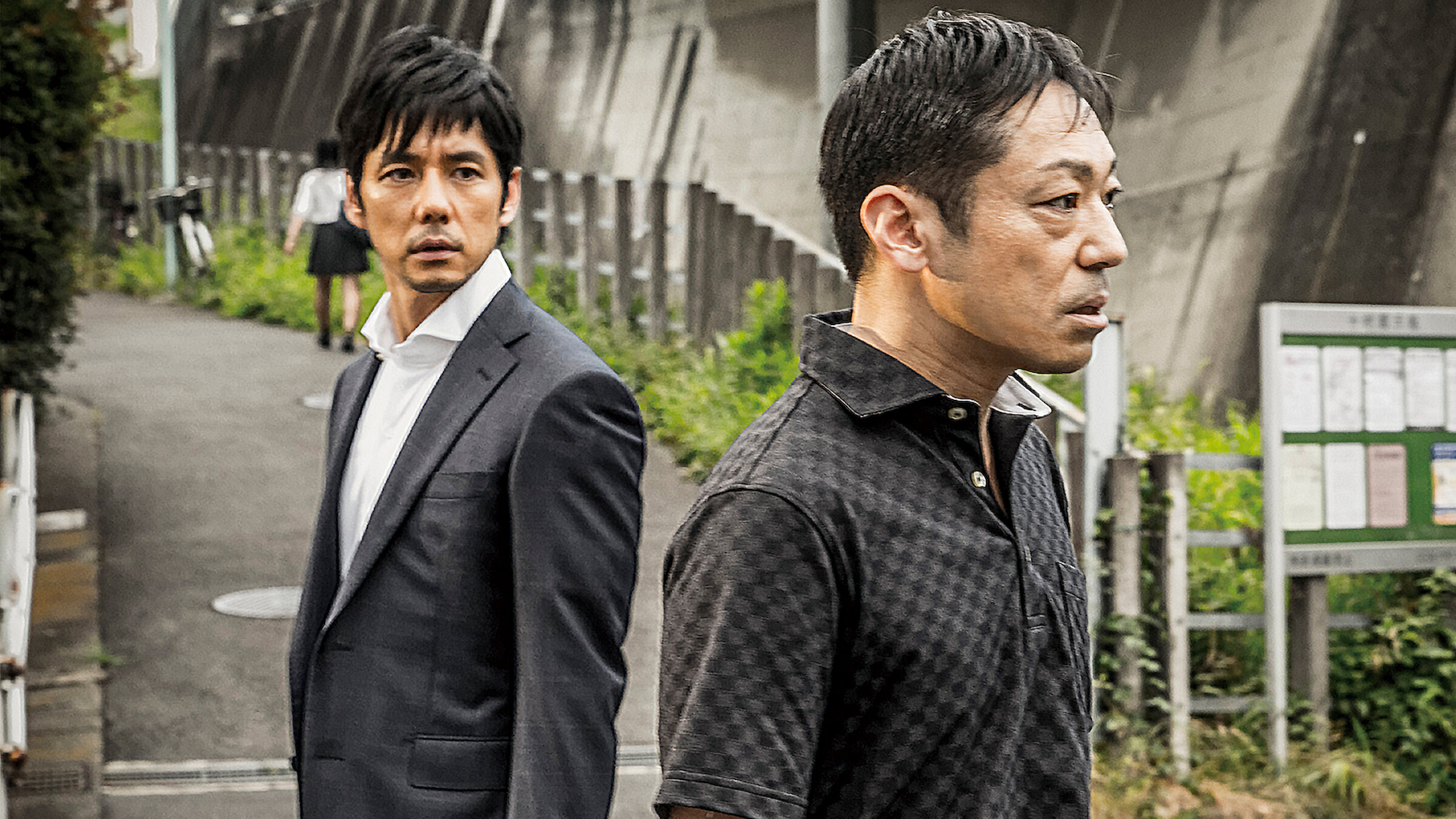 西島秀俊の前を無表情で通り過ぎる香川照之(西野)の不穏な一瞬