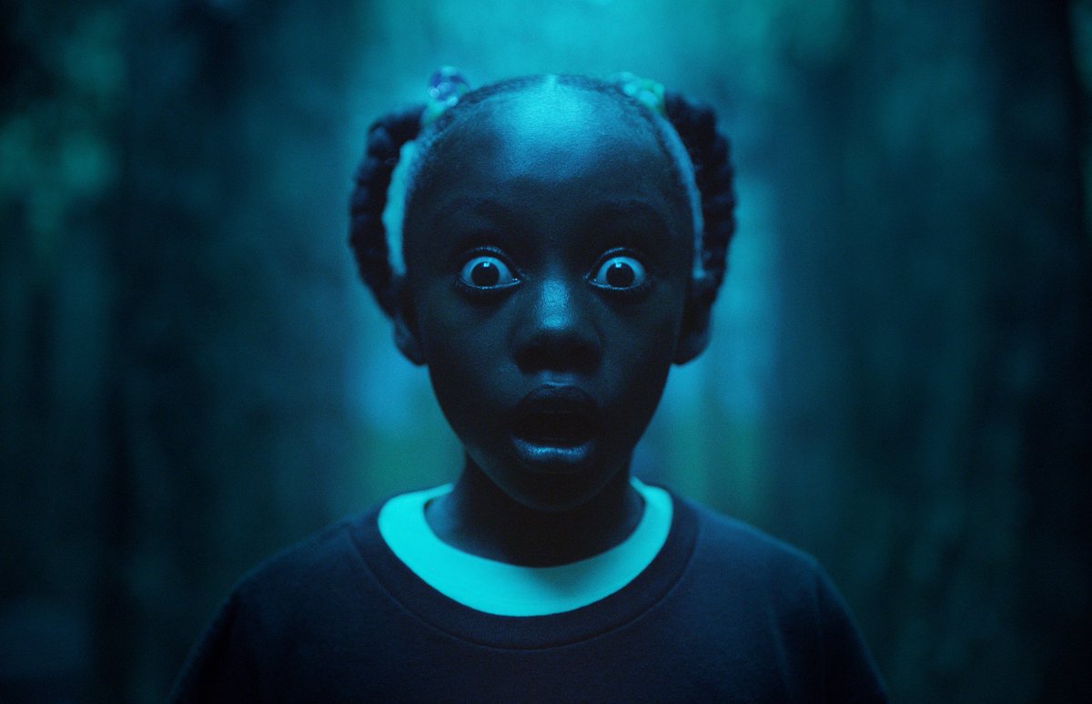 ルピタ・ニョンゴ演じるアデレードの幼い頃、自分とそっくりの少女との遭遇