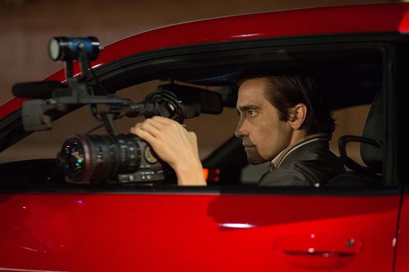 狡猾で自分本位なルイス(ジェイク・ギレンホール)。新調した自家用車にて。