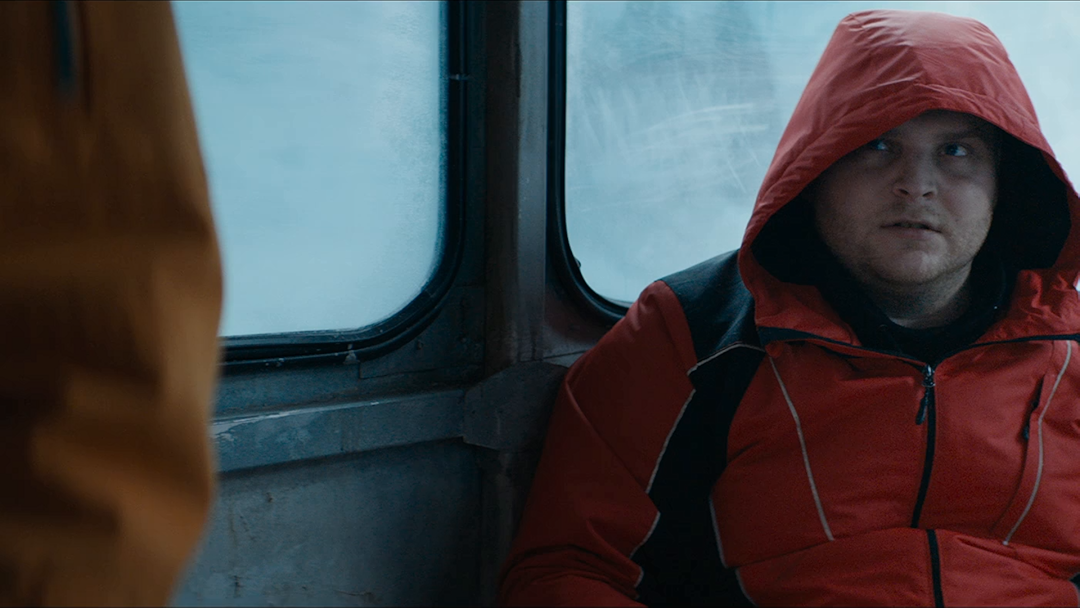 狭い空間に閉じ込められた6名。徐々に行動が切羽詰まって荒くなる。