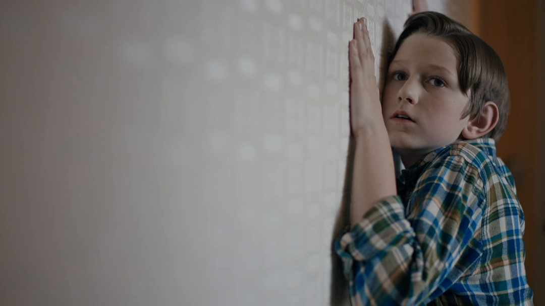 怪奇現象と向き合う家を見つめるフィン