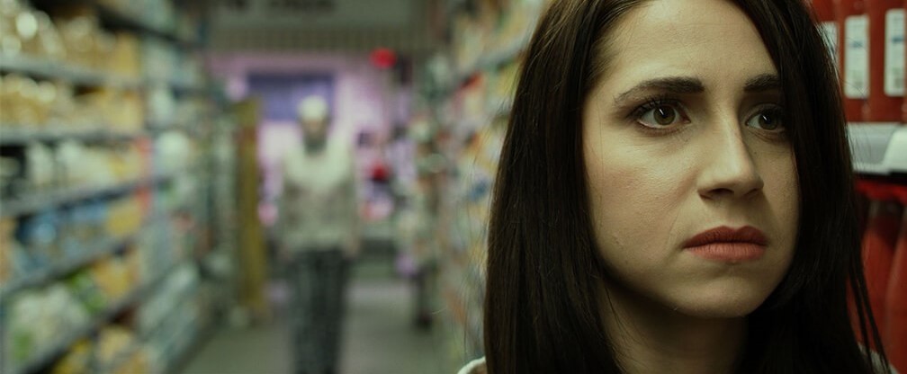 エリカ・ランドルフィ演じるアジアはスマホアプリを開くと死者が見える