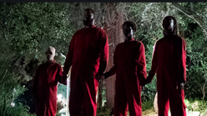 突然の停電。家の外に現れた4人組