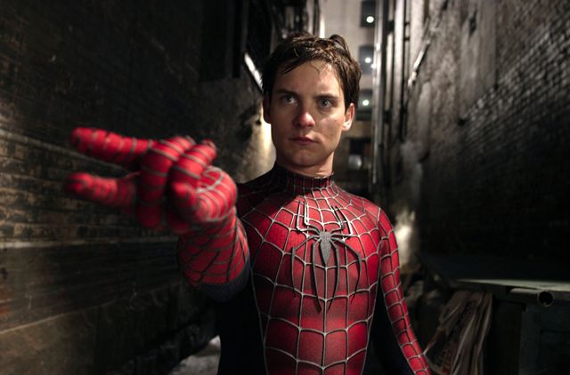 トビー・マグワイア演じるピーターはクモに嚙まれてスパイダーマンになった