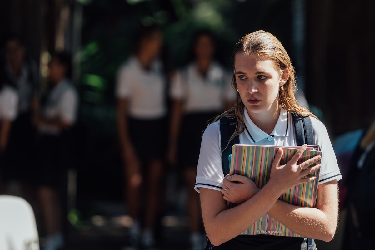 ソフィー・ネリッセ演じるミアはいじめに合っていた