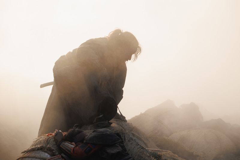 戦場でただ一人生き残る嵯峨