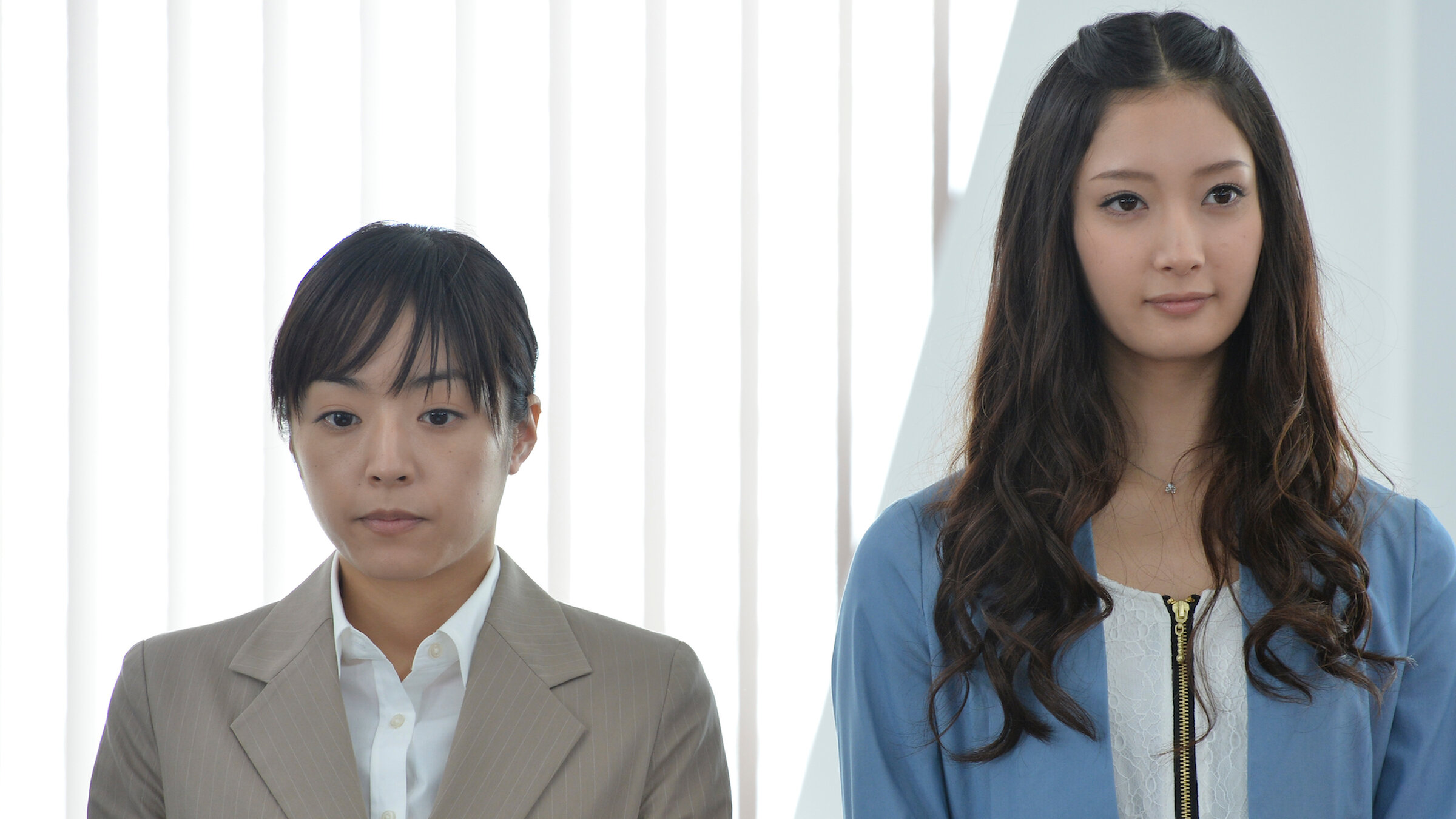 入社式で自己紹介する三木典子（菜々緒）と城野美姫（井上真央）
