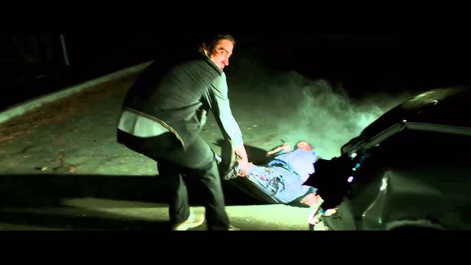 死体を自分のカメラアングルのために動かすルイスの狂気。