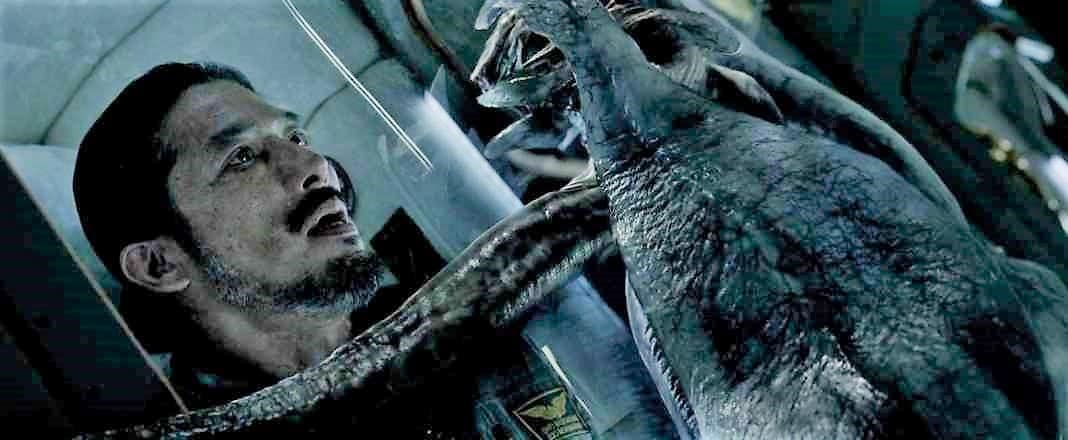 地球外生命体に追い詰められ自分の死を覚悟する。真田広之演じるショウ・ムラカミ。