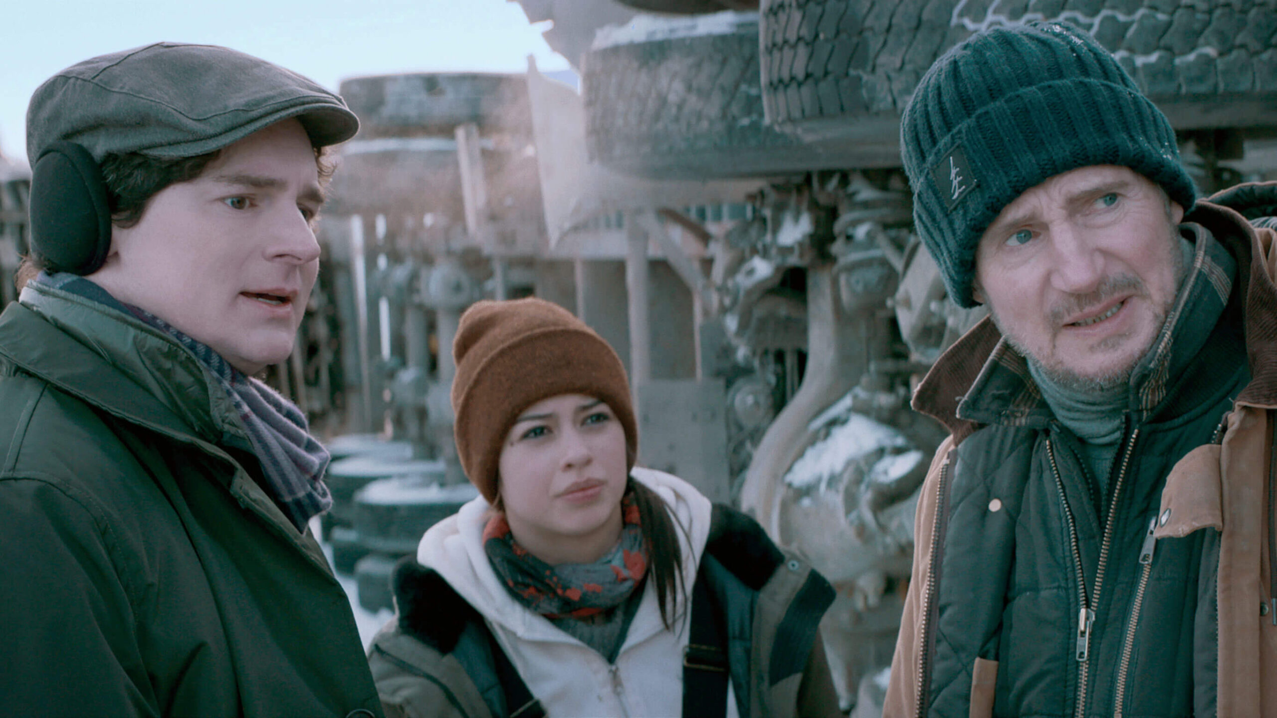 横転したトラックを前に戸惑うマイク、タントゥー、トム