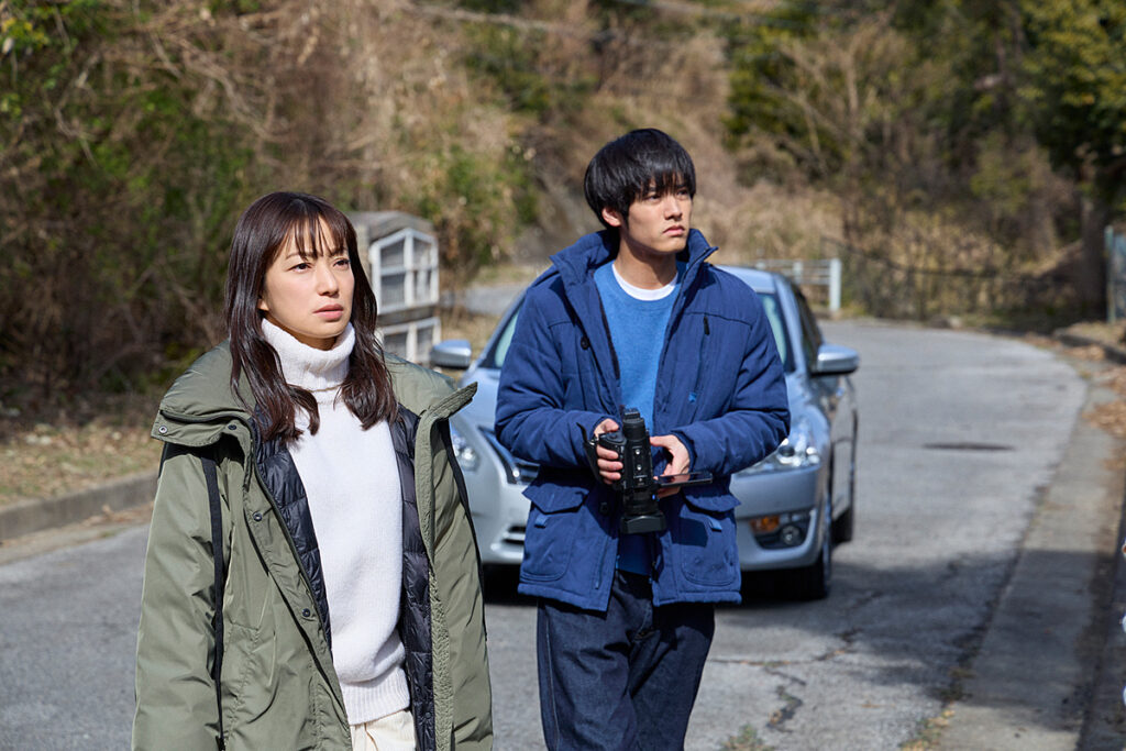 瀬野千紘と小沢悠生が失踪事件を調査する場面