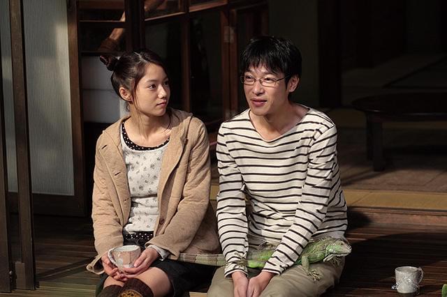 晴子と幹夫、程よい距離感で並ぶ二人