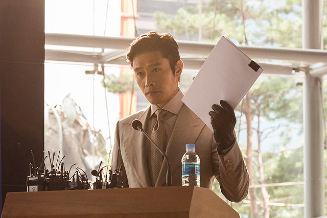 韓国裏社会で暗躍するアン・サング（イ・ビョンホン）