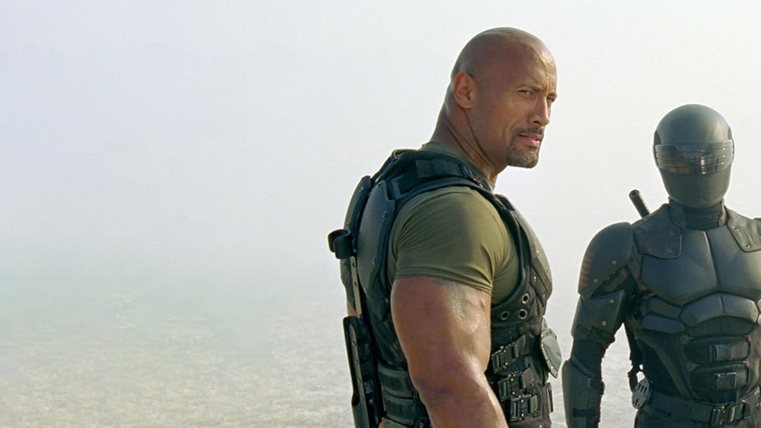 ドウェイン・ジョンソン演じるロードブロックは破壊力だけでなく銃の腕前も凄い