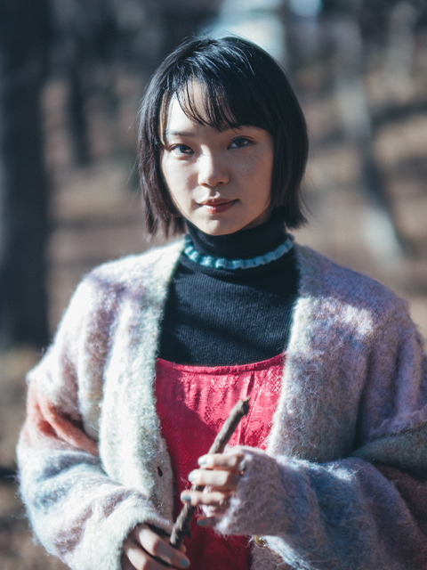 古川琴音演じる秋子。静かだが違和感を感じさせる存在