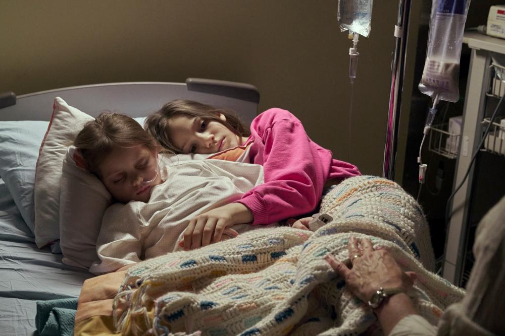 すでに体力は限界に近いミシェル。その隣で、姉が静かに寄り添っている。