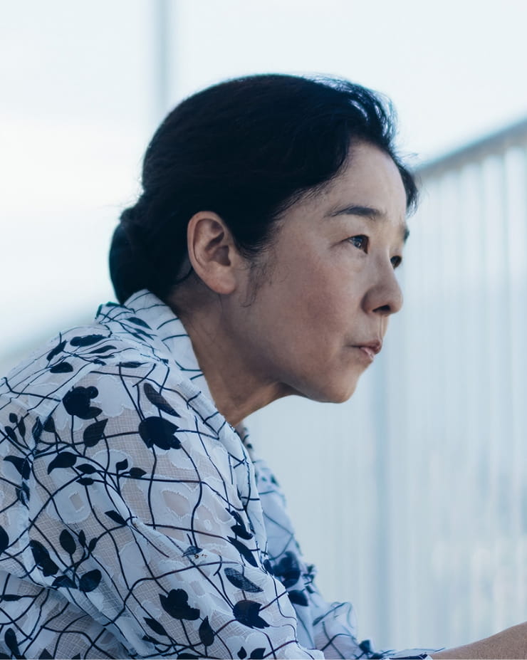 田中裕子演じる伏見真木子校長。学校を守ろうとするが影を抱えている