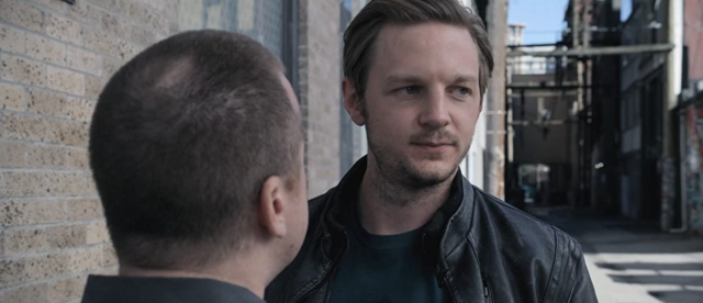 警察官だった父を殺された息子たちがルースを狙う