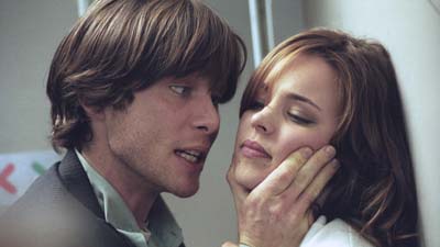 ジャクソンに脅されるリサ。父が人質に取られていることを告げられる場面