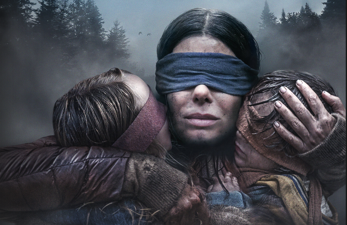 サンドラ・ブロック演じるマロリーが目隠しをして子ども2人と移動する場面