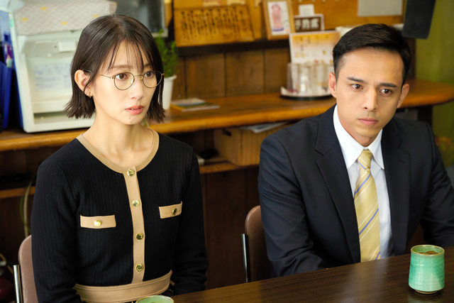 波瑠演じる的場郁子と満島真之介演じる静岡県警の佐原壮馬