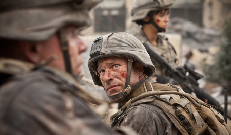 アーロン・エッカート演じるナンツ軍曹。熾烈な戦いで多くの隊員を失う