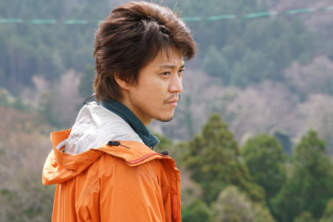 小栗旬演じる川端悟は事件の容疑者として疑われていく