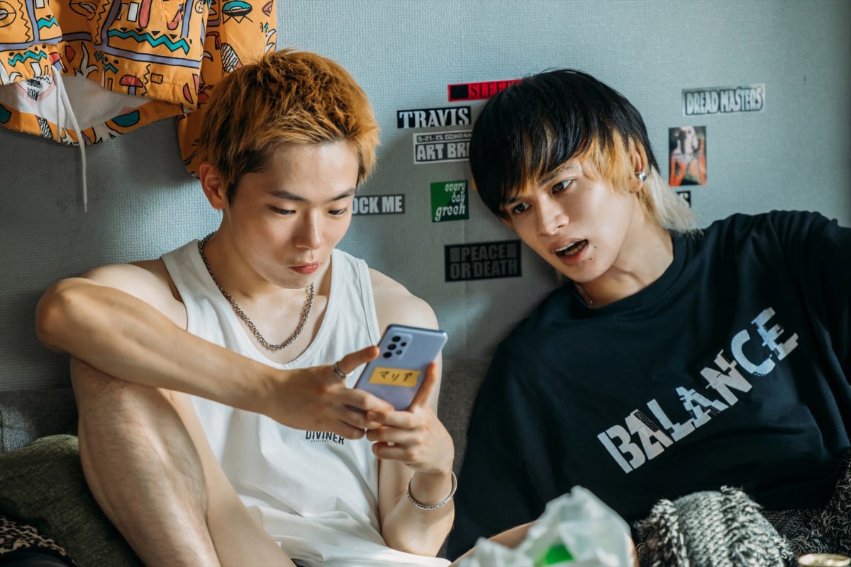 北村匠海演じるタクヤが林裕太演じるマモルを弟のように可愛がる場面