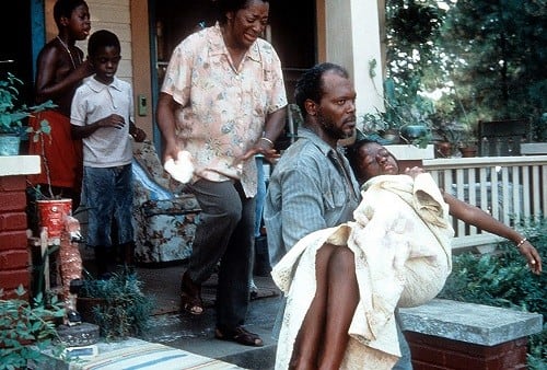 サミュエル・L・ジャクソン演じるカール・リー・ヘイリーが娘を病院へ運ぶ場面