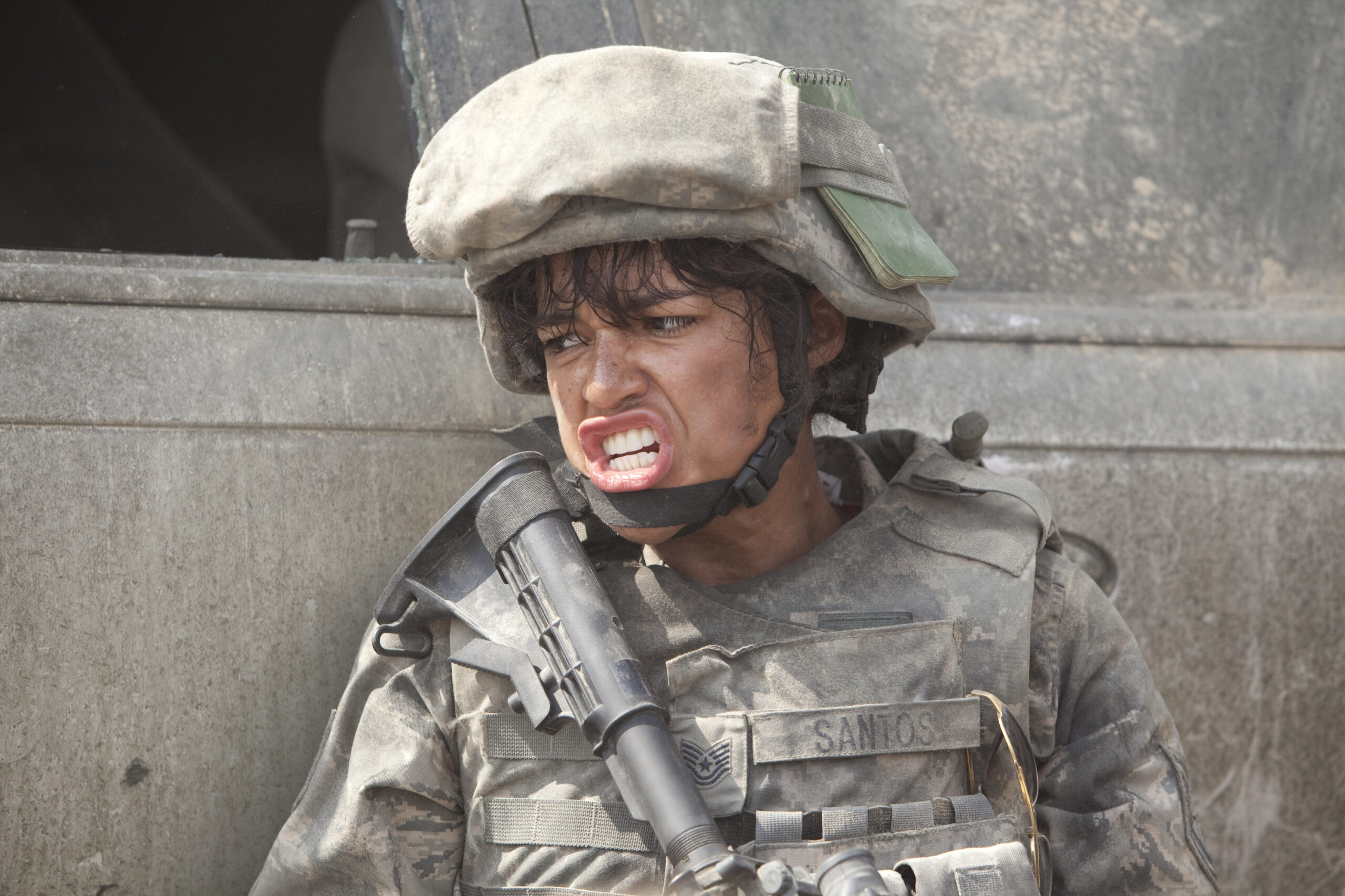 ミシェル・ロドリゲス演じるサントス。極限状況で戦う兵士の姿