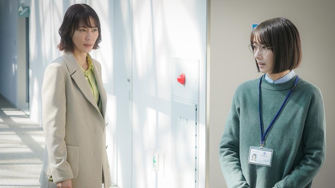 波瑠演じる的場郁子と木村佳乃演じる三上田鶴子が別ルートで真相に近づく