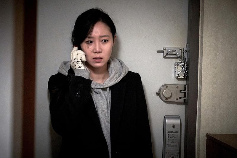 コン・ヒョジン演じるギョンミンは、違和感だらけの日々に精神的なダメージを受け続ける｜映画『ドアロック』