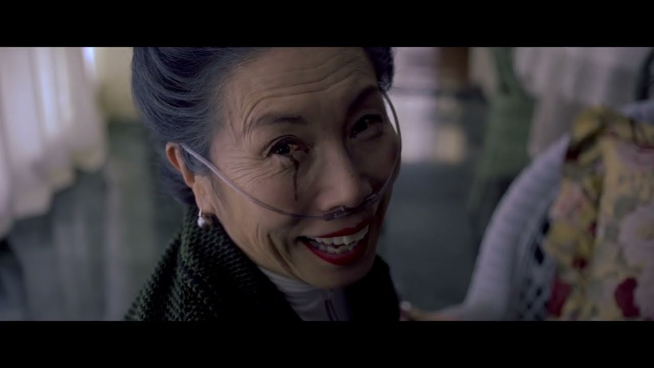 過去に住んでいた女性の目から血が流れる場面