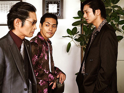 柳楽優弥演じる小島と向井理演じる砂川の緊迫したすれ違うシーン