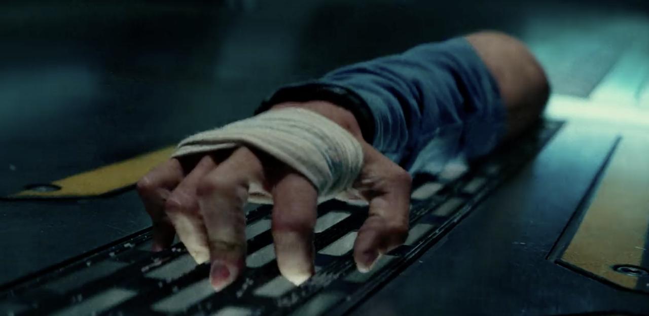 マンディの切れた腕がひとりでに動く奇妙な状況