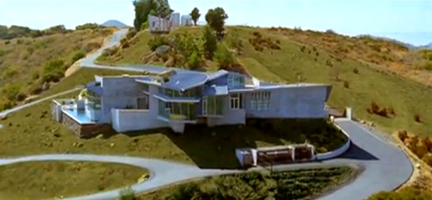 ガラス張りの豪邸で起きる恐ろしいこと。視聴者は目が離せない。