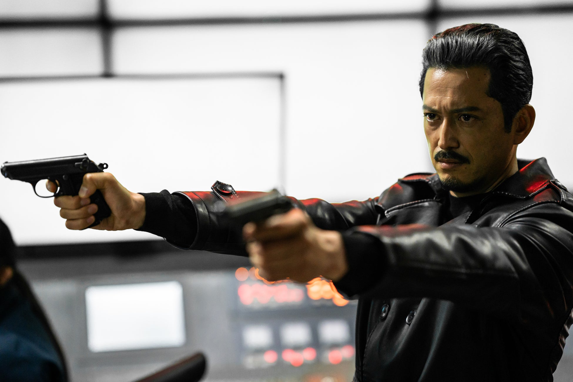 池内博之演じるオザワ・ヨシノブは日本のスパイで本作のキーを握る男だ。