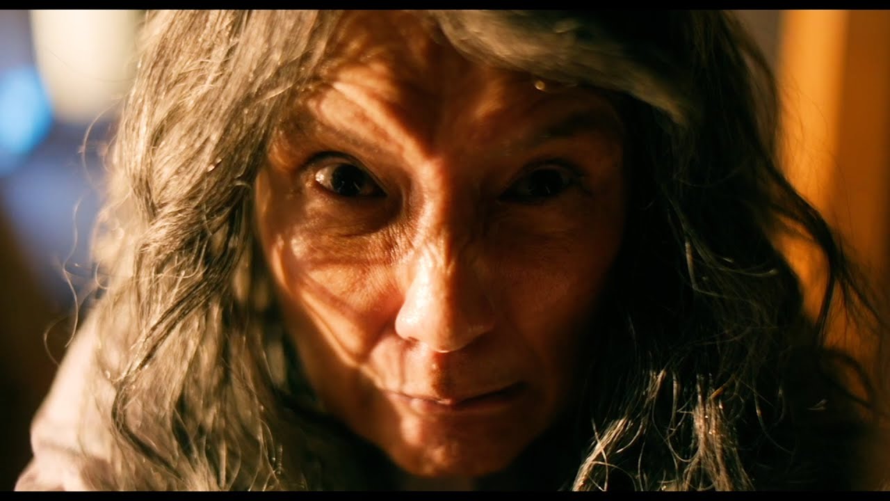 痴呆症と思われた祖母・春枝が覚醒し強い表情を見せるシーン