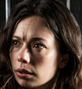 サバイバル生活に順応していくミア