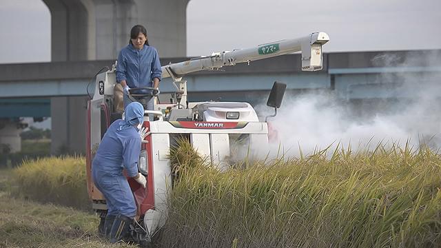ヒカリが米作りに欠かせない機械のトラブルに見舞われる場面