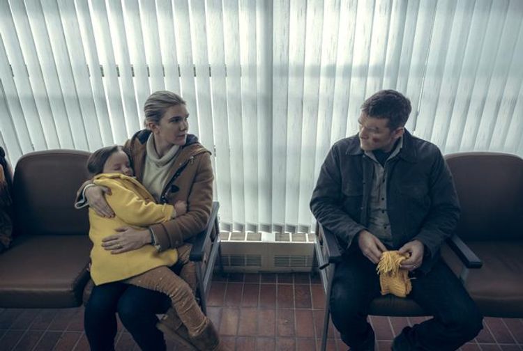 待合室で不安を抱えるレイとジョアン