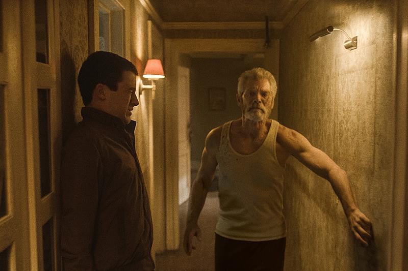 ドントブリーズ 若者3人が盲目の老人の家に侵入するシーン