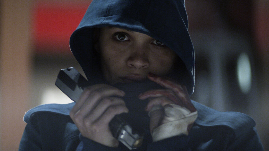 青いフードの女性