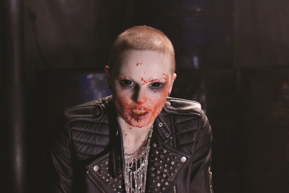 吸血鬼は、鋭い牙が生え、眼の黒目が多くなっていたら、正真正銘の吸血鬼だ