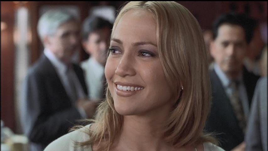 ブロンドの髪型が女性らしさを際立たせるジェニファー・ロペス