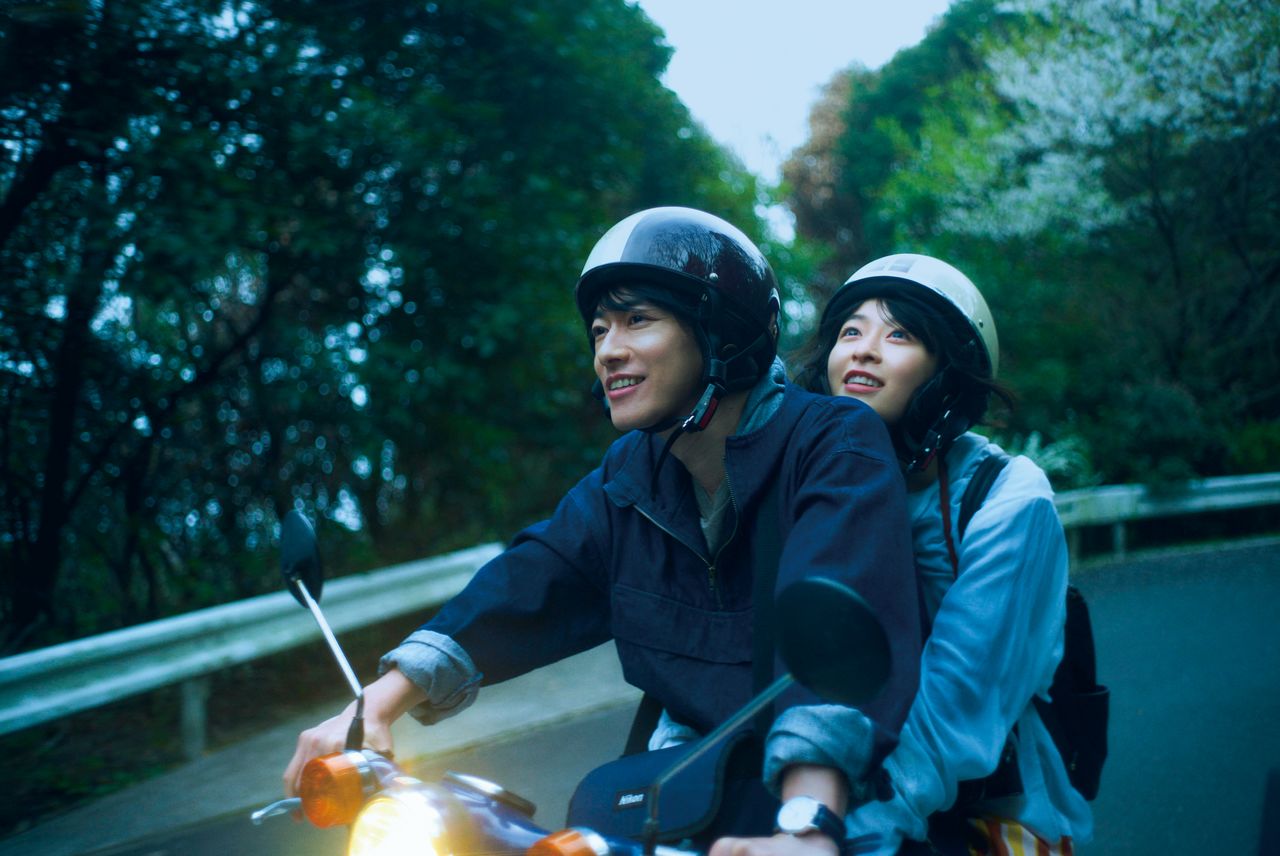 藤代と春がバイクで景色の写真を撮りに出かける場面