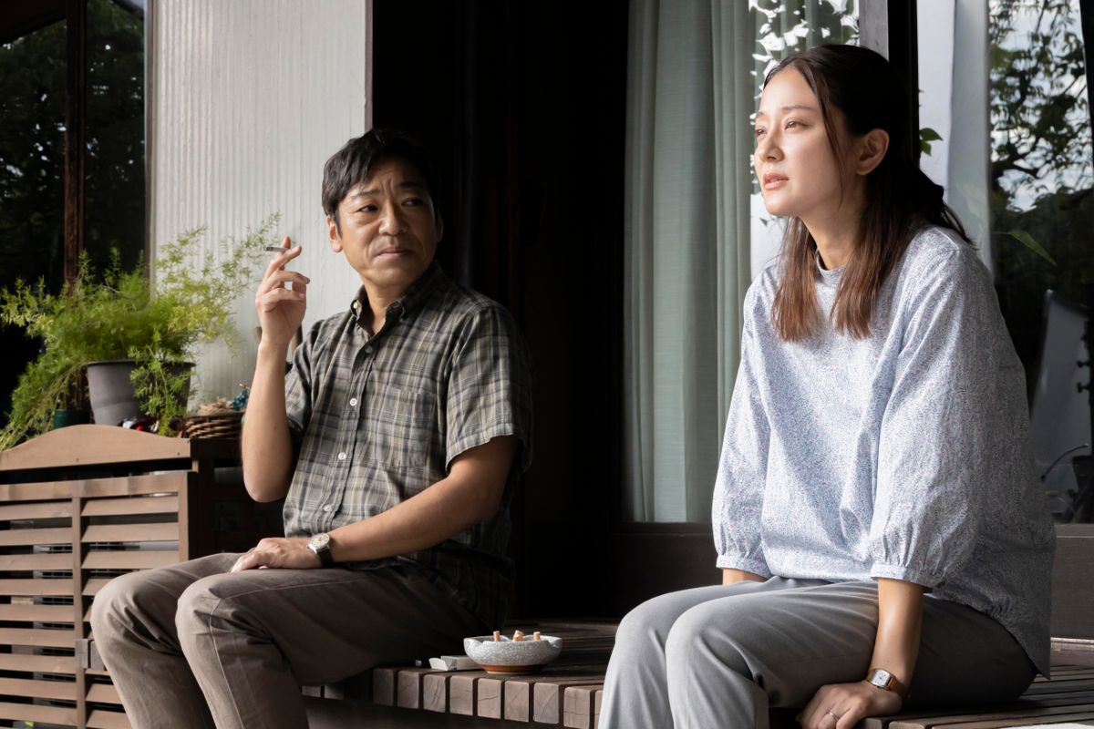 妹の藍と縁側で過ごす山下